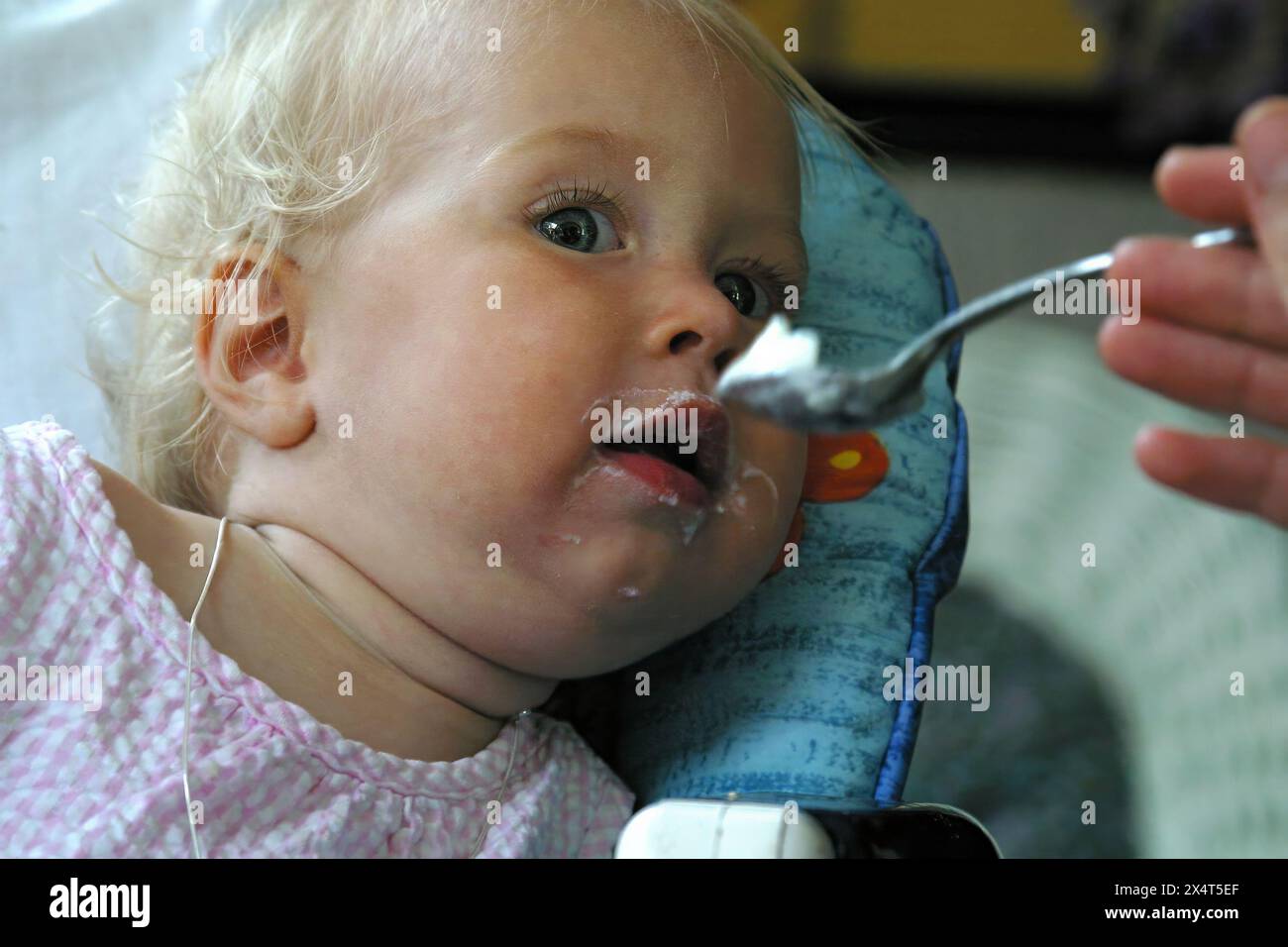 Primo piano ritratto di una mano madre che dà da mangiare a un bambino Foto Stock