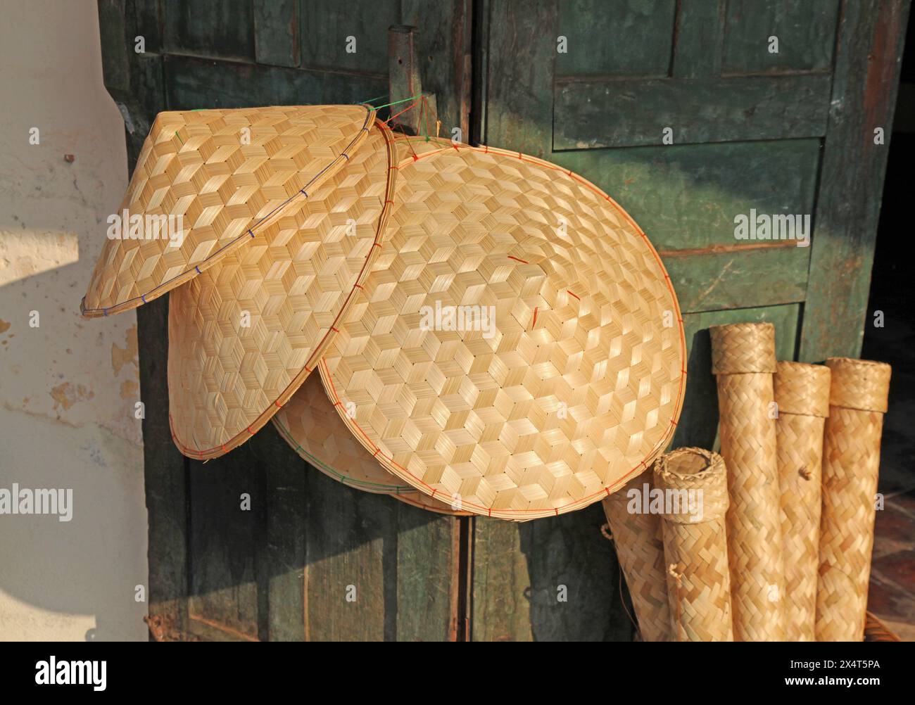 I cappelli conici intrecciati sono un simbolo iconico del sud-est asiatico Foto Stock