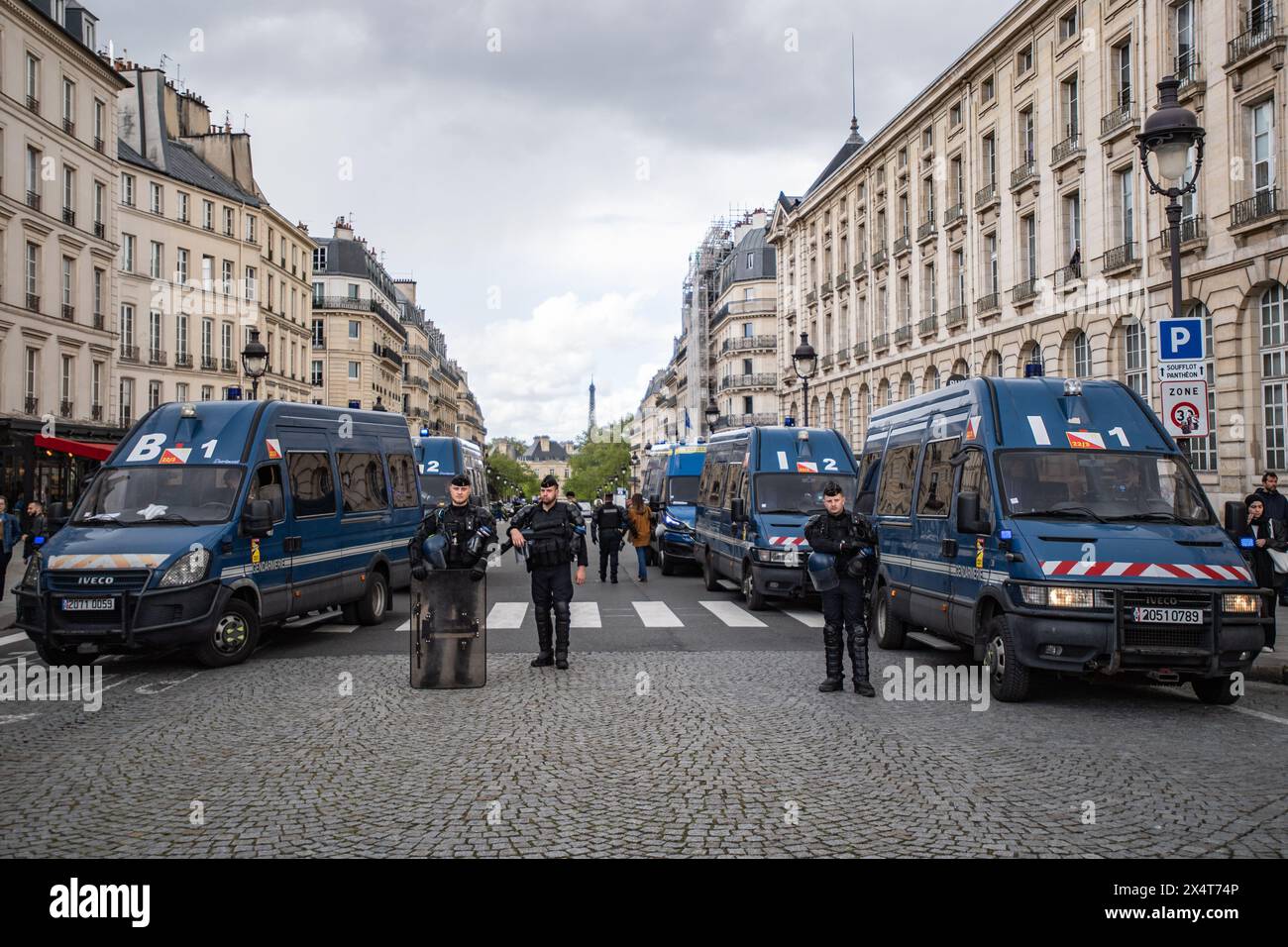 3 maggio 2024, Parigi, Francia. La polizia si affaccia su una manifestazione studentesca pro-palestinese a Place du Panthéon. Crediti: Jay Kogler/Alamy Live News Foto Stock