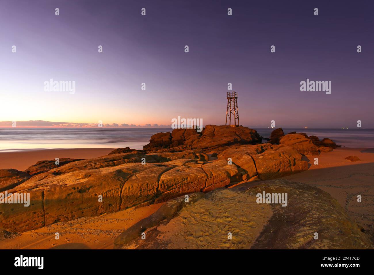 Redhead Beach - Newcastle Australia all'alba. L'iconica torre in legno delle spiagge era usata per cercare gli squali. Foto Stock