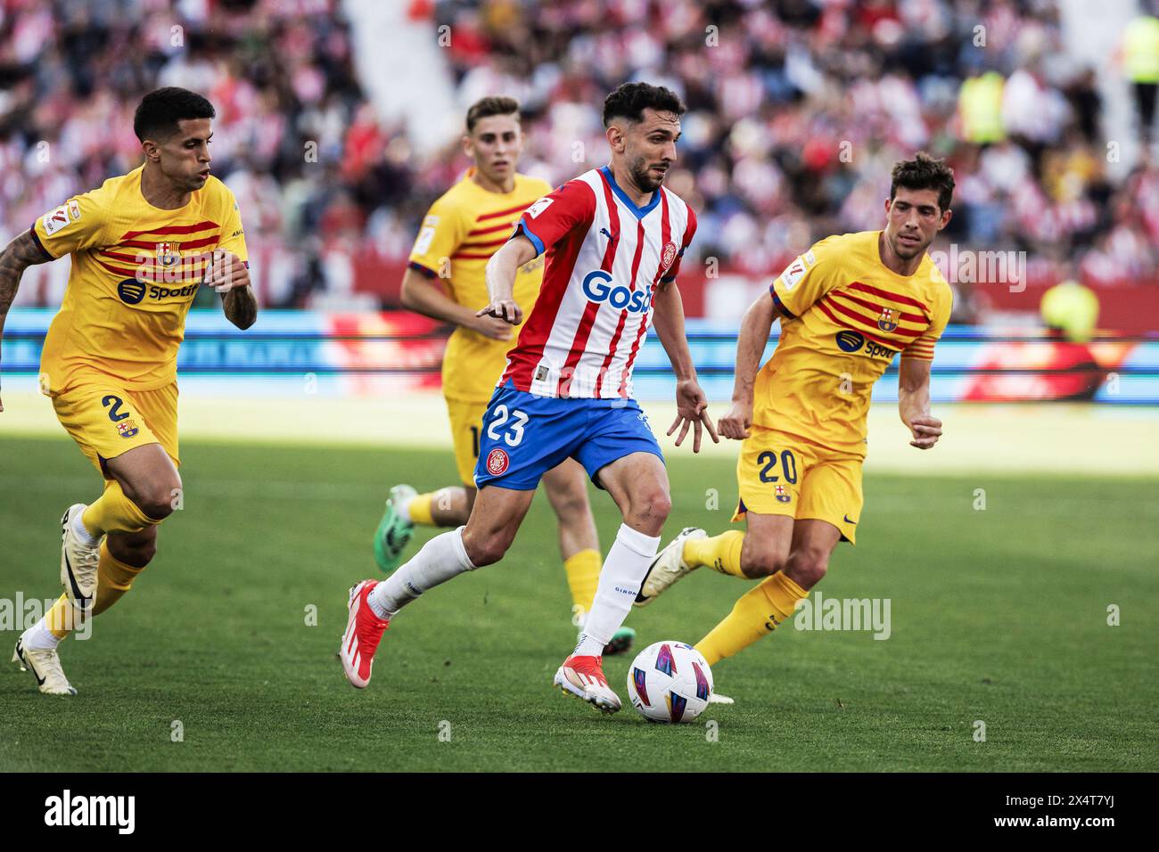 Ivan Martin del Girona FC e Joao Cancelo, Sergi Roberto del Barcellona durante la partita di calcio della Liga spagnola tra Girona FC e FC Barcelona il 4 maggio 2024 all'Estadio de Montilivi di Girona, Spagna Foto Stock