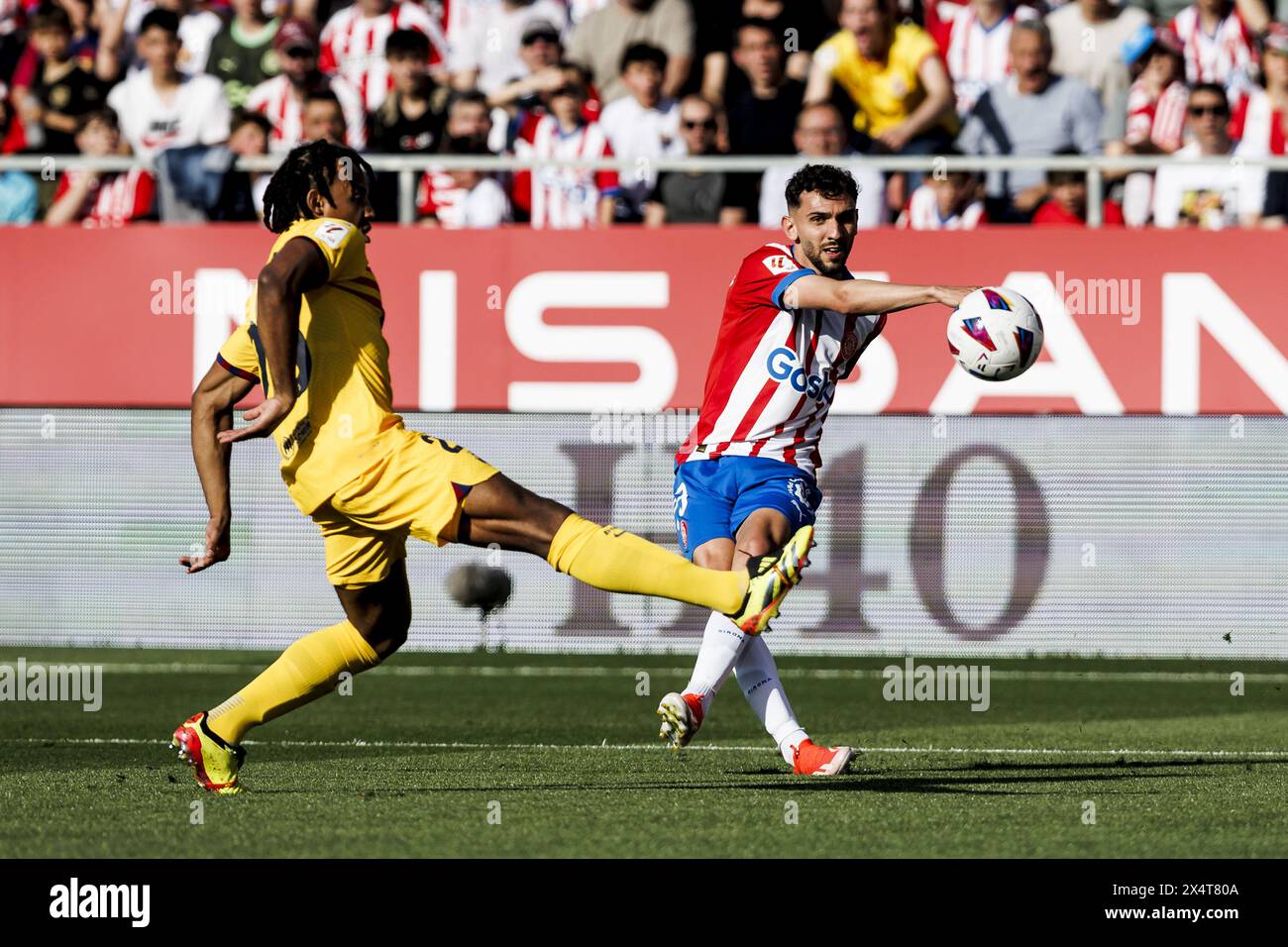 Ivan Martin del Girona FC e Jules Kounde del FC Barcelona durante la partita di calcio della Liga spagnola tra il Girona FC e il FC Barcelona il 4 maggio 2024 all'Estadio de Montilivi di Girona, Spagna Foto Stock