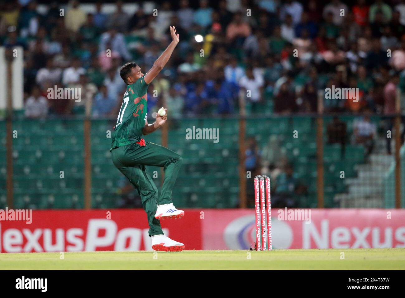 Il pacer bengalese Shariul Isalm Bowl contro lo Zimbabwe durante la prima serie T20 di cinque partite allo Zahur Ahmed Chowdhury Stadium, Chattogram, Bang Foto Stock