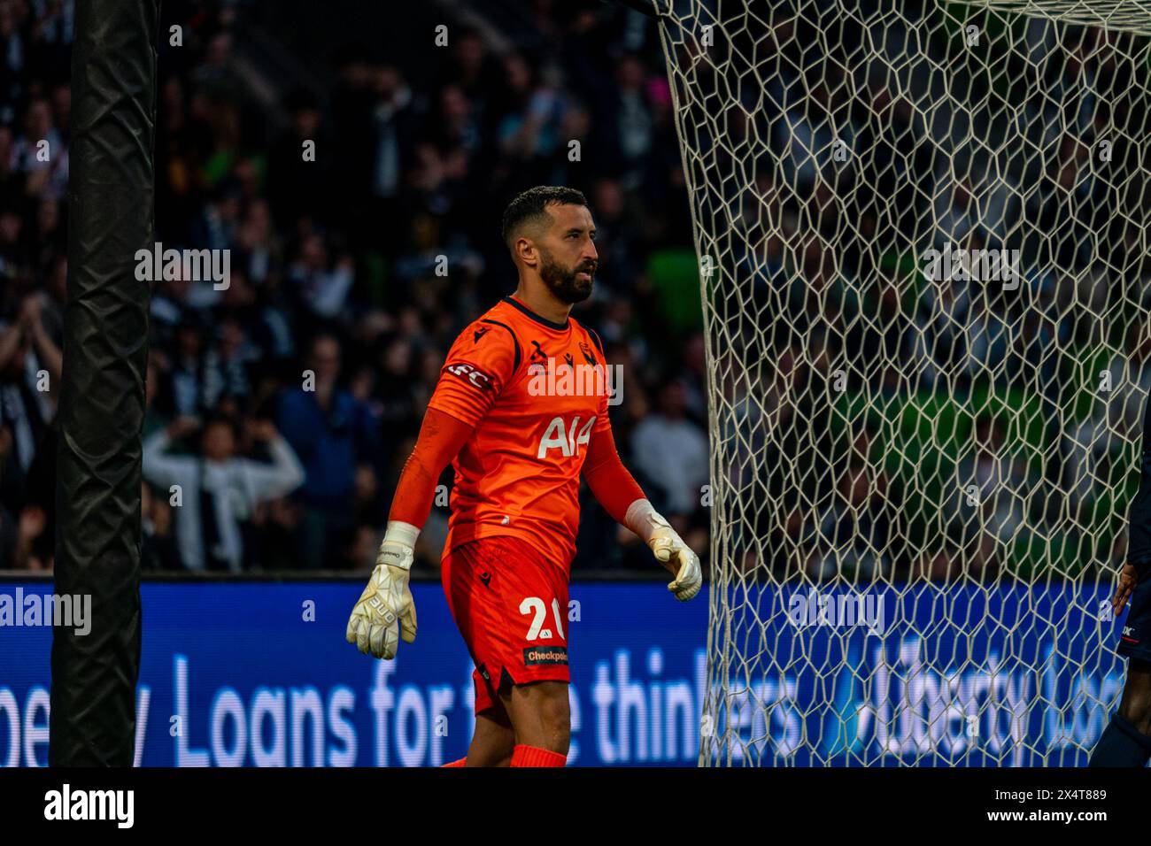 Melbourne, Australia. 5 maggio 2024. Melbourne Victory vs Melbourne City - 2024 Isuzu UTE A-League Men's Finals Series - Elimination Final 1 - AAMI Park. Il portiere della Melbourne Victory Paul Izzo (#20) salta contro il calcio di rigore del centrocampista del Melbourne City Tolgay Arslan (#10) durante la finale di eliminazione maschile 1 del 2024 tra Melbourne Victory FC e Melbourne City FC. Foto: James Forrester/Alamy Live News Foto Stock