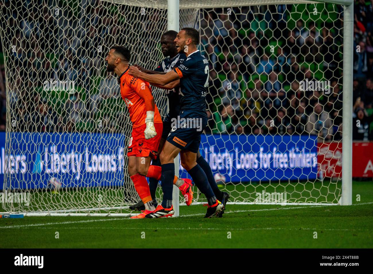 Melbourne, Australia. 5 maggio 2024. Melbourne Victory vs Melbourne City - 2024 Isuzu UTE A-League Men's Finals Series - Elimination Final 1 - AAMI Park. Il portiere della Melbourne Victory Paul Izzo (#20) salta contro il calcio di rigore del centrocampista del Melbourne City Tolgay Arslan (#10) durante la finale di eliminazione maschile 1 del 2024 tra Melbourne Victory FC e Melbourne City FC. Foto: James Forrester/Alamy Live News Foto Stock