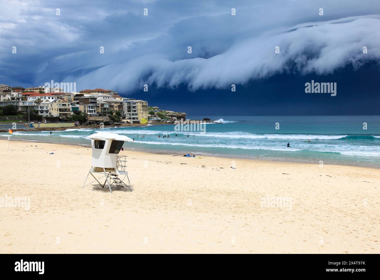 Bondi Beach - Sydney Australia. Un'enorme tempesta attraversa Sydney Foto Stock