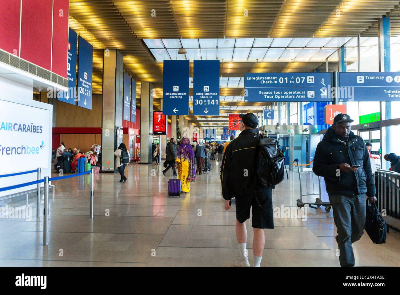 Orly, Francia, numerosa gente, turisti, Walking General View all'interno dell'aeroporto internazionale di Orly, cartelli Foto Stock