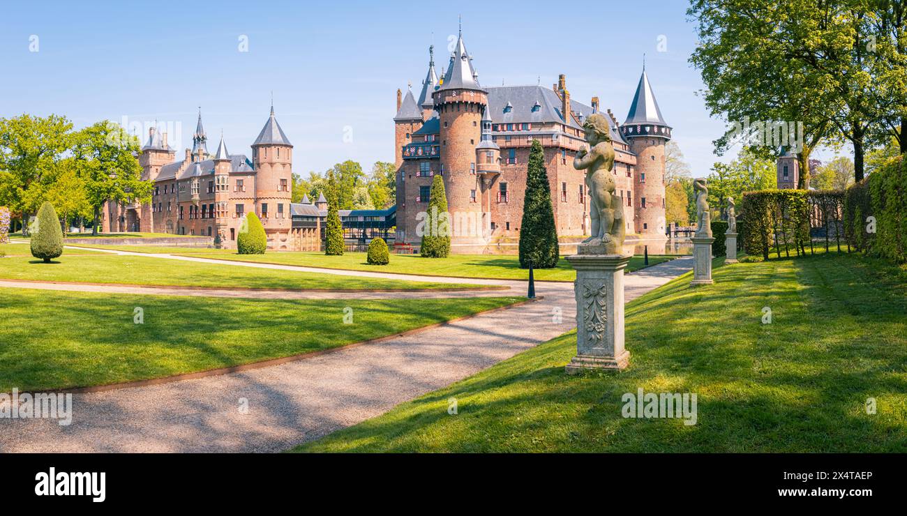 Un'ampia foto panoramica 2:1 dal "Castello di Haar" (olandese: Kasteel de Haar), situato a Haarzuilens fuori dalla città di Utrecht ed è il cast più grande Foto Stock