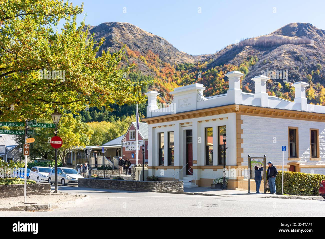 Old BNZ Building e Lake District Museum nei colori autunnali, Buckingham Street, Arrowtown, Otago, South Island, nuova Zelanda Foto Stock