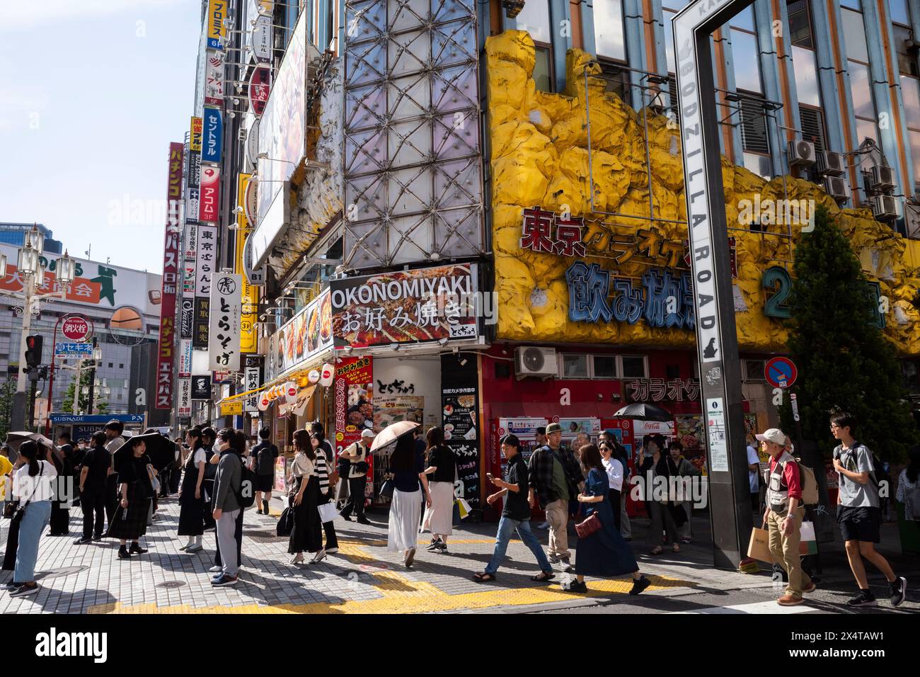 Tokyo, Giappone. 5 maggio 2024. Il quartiere a luci rosse di Kabukicho, una popolare destinazione turistica a Tokyo, mentre la città lotta per il turismo a causa del debole yen. Si prevede che la Banca del Giappone (BOJ) interverrà in quanto lo Yen giapponese è sceso più velocemente rispetto al dollaro tra tutte le nazioni del G20, mentre l'economia giapponese lotta per affrontare l'aumento dei costi delle importazioni, gli alti tassi di interesse e una popolazione in declino. Affari nell'Asia orientale. (Credit Image: © Taidgh Barron/ZUMA Press Wire) SOLO PER USO EDITORIALE! Non per USO commerciale! Foto Stock