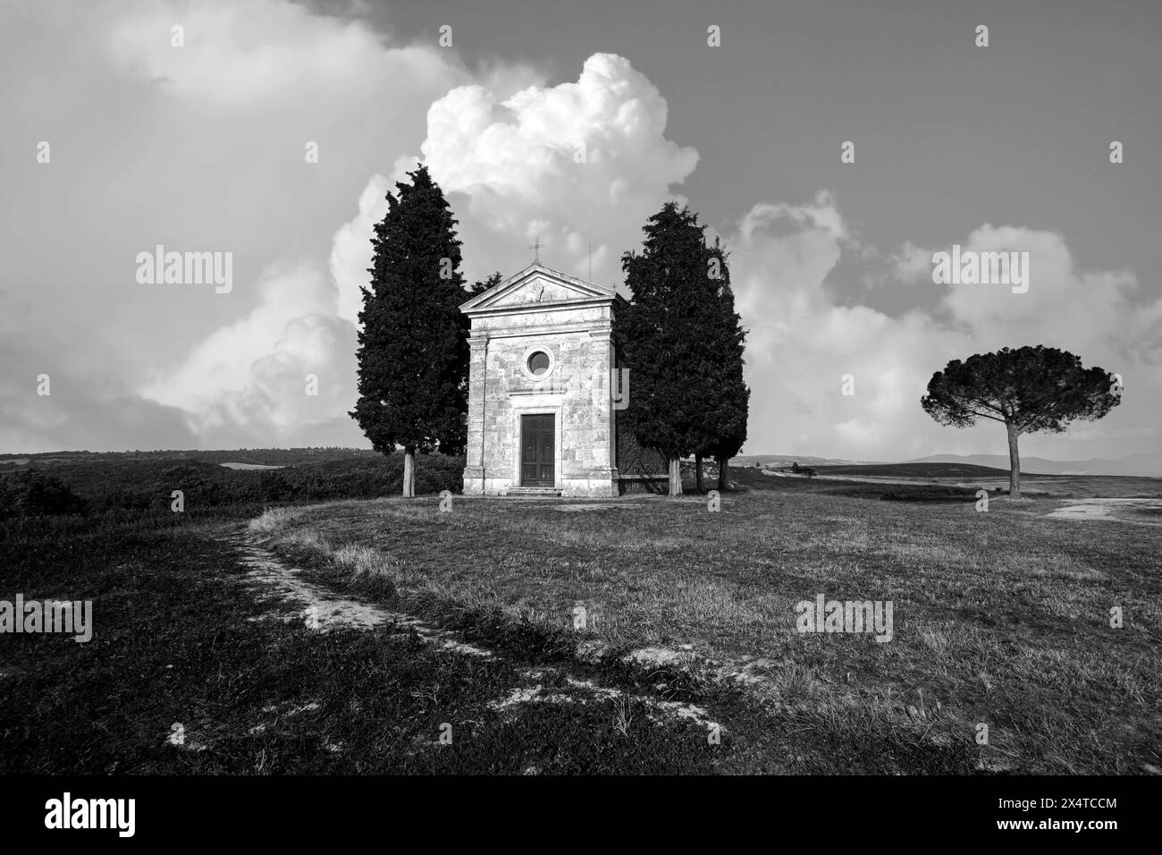 Cappella della Madonna di Vitaleta nelle campagne della provincia di Siena, in un insuale ritratto in bianco e nero. Foto Stock