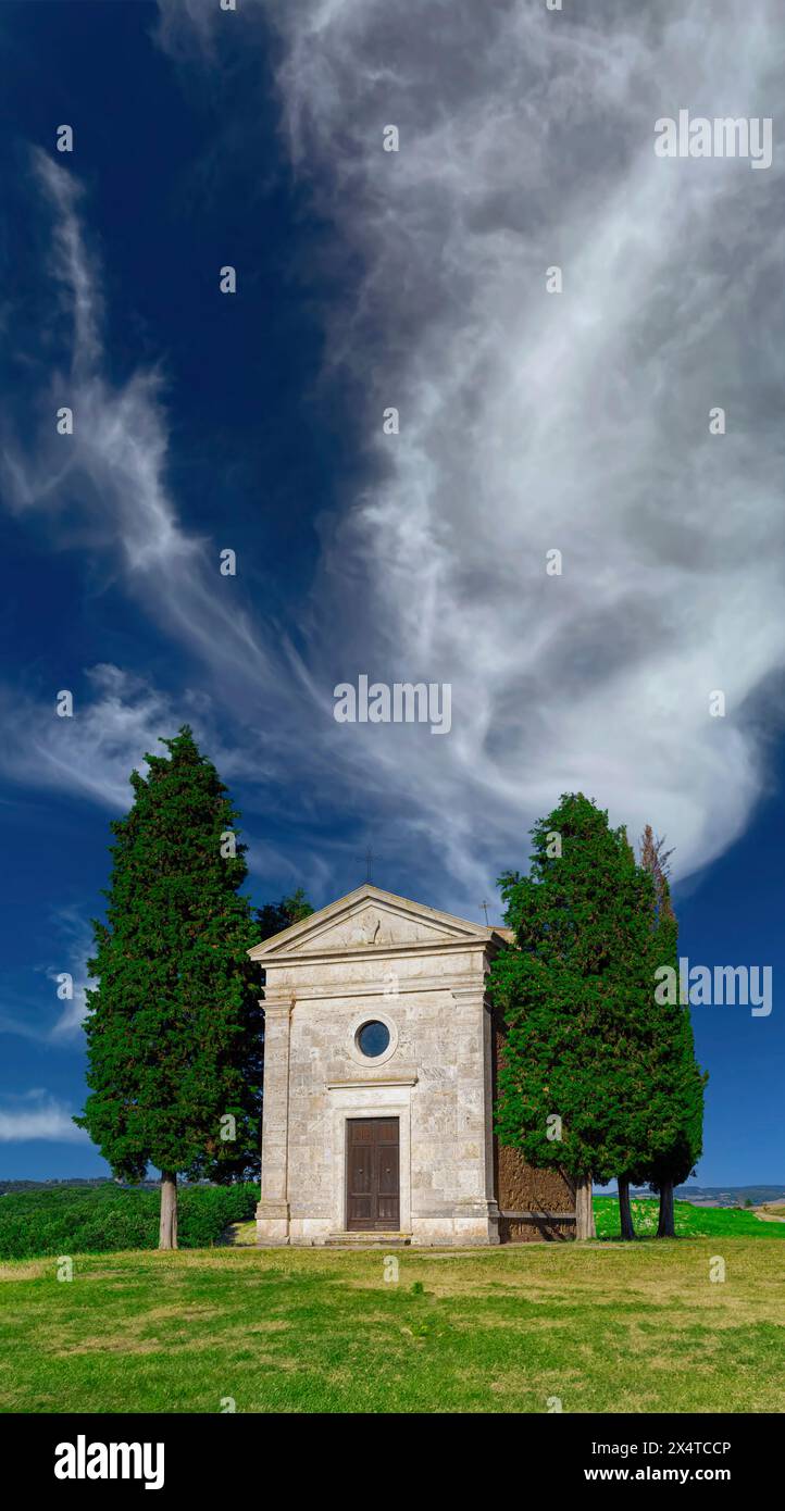 Cielo spettacolare sopra la storica Cappella della Madonna di Vitaleta in Val D'Orcia, Italia (scatto verticale) Foto Stock