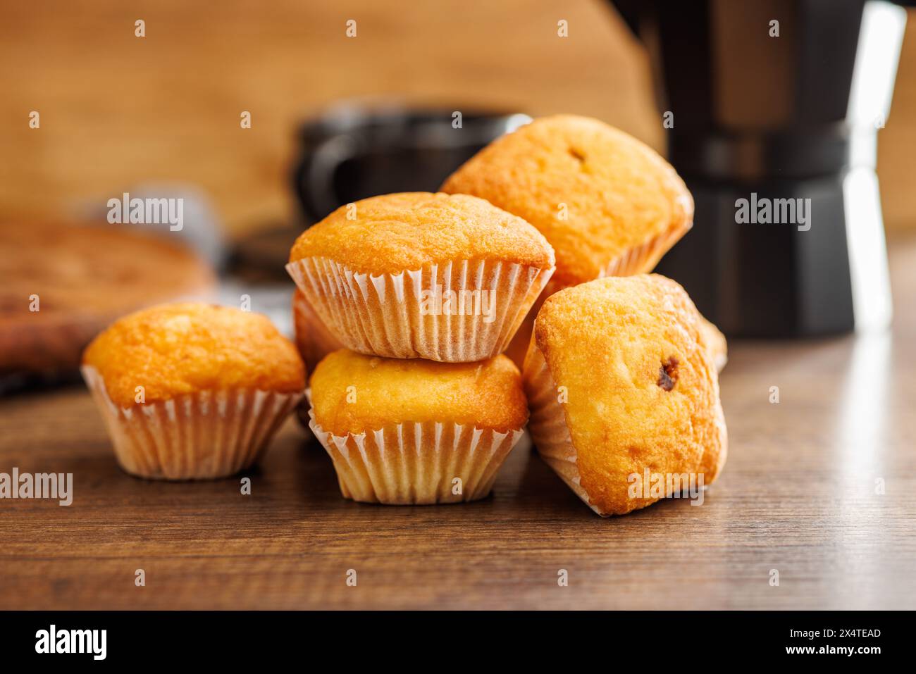 Magdalenas i tipici muffin spagnoli su un tavolo di legno. Foto Stock
