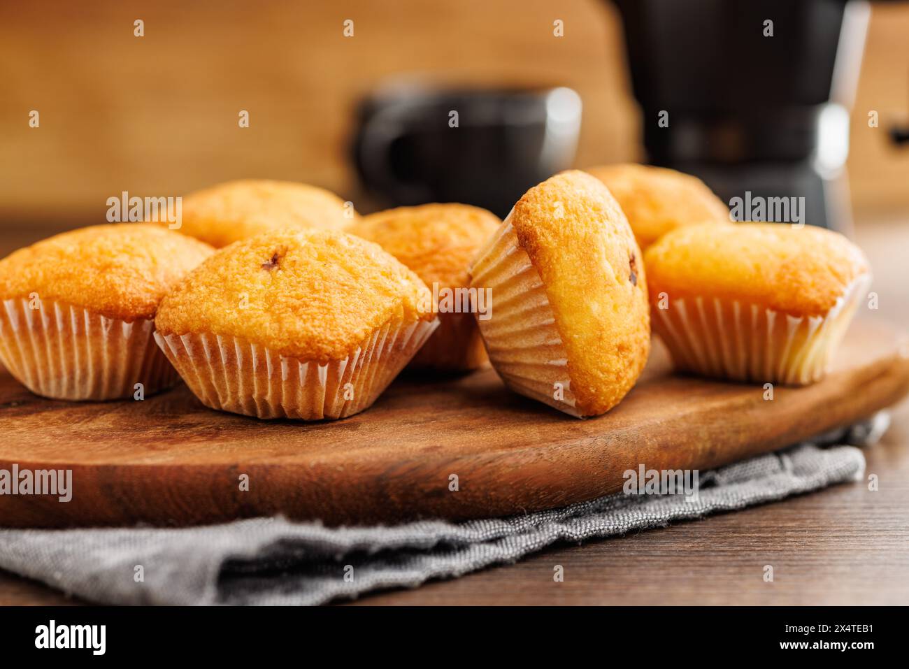 Magdalenas i tipici muffin spagnoli su un tavolo di legno. Foto Stock