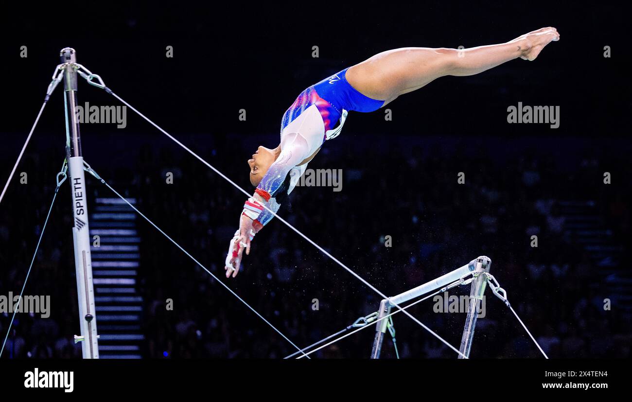 RIMINI - Rebecca Downie (GBR) in azione durante la finale dell'evento sui bar irregolari ai Campionati europei di ginnastica 2024 alla Fiera di Rimini Foto Stock