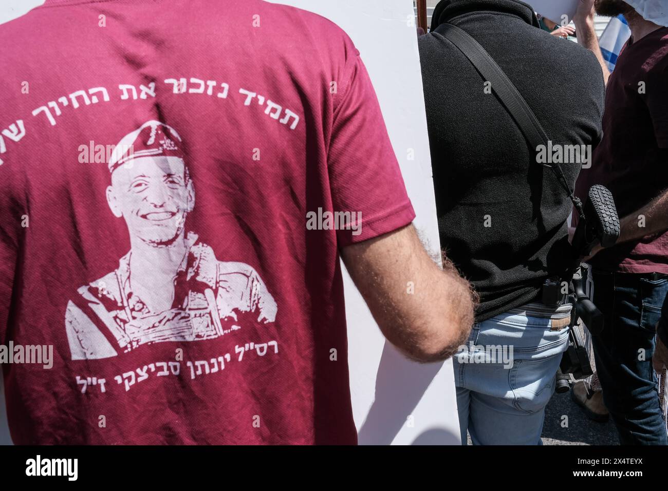 Gerusalemme, Israele. 5 maggio 2024. Famiglie in lutto di soldati e sostenitori dell'IDF caduti, la maggior parte dei quali si identificano con i flussi sionisti religiosi nazionalisti, protestano presso l'Ufficio dei primi ministri. Gli attivisti bloccano le strade e i membri del gabinetto in arrivo che chiedono la vittoria definitiva su Hamas nella Striscia di Gaza, nessuna resa che comprometterà i risultati militari e il significato del sacrificio dei loro cari. I manifestanti gridano "Rafah ora!" Chiedendo un attacco militare decisivo a Rafah. Crediti: NIR Alon/Alamy Live News Foto Stock