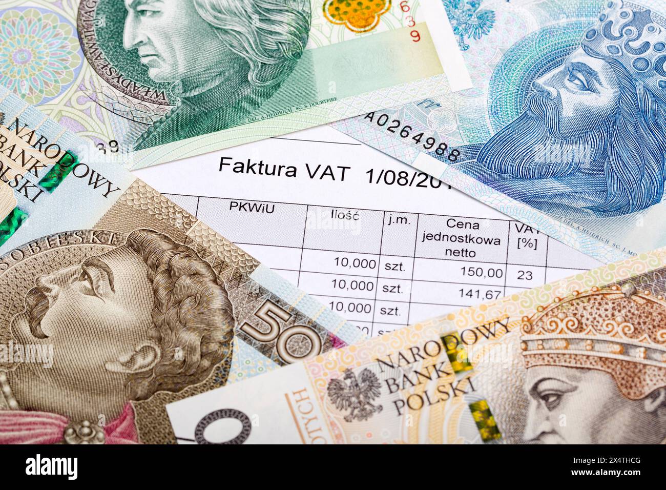 Fattura IVA sullo sfondo del denaro polacco - Zloty Foto Stock