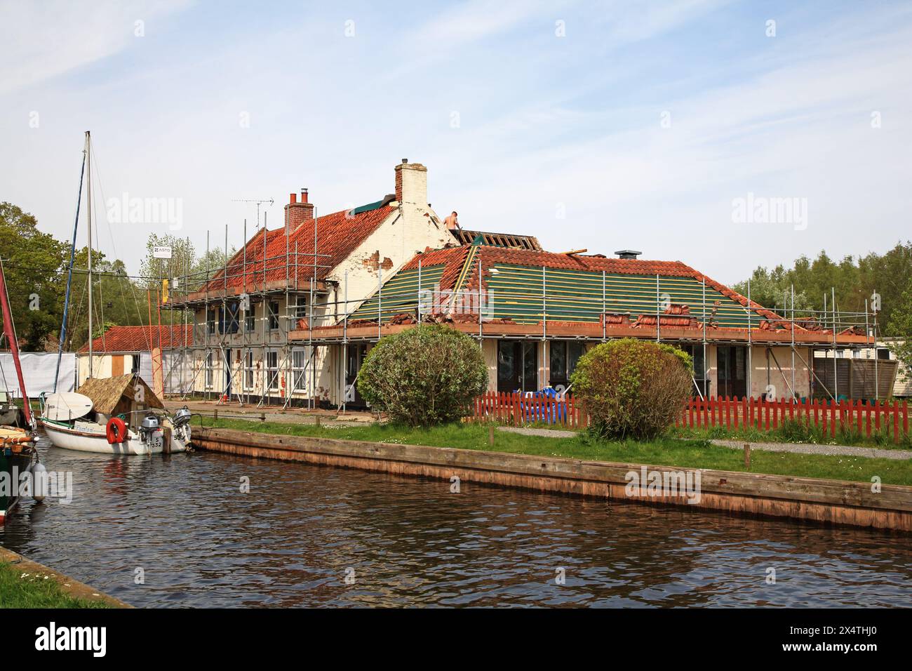 Lavori di ristrutturazione in corso presso il Pleasure Boat Inn della riserva naturale di Hicking Broad sui Norfolk Broads a Hickling, Norfolk UK., Foto Stock