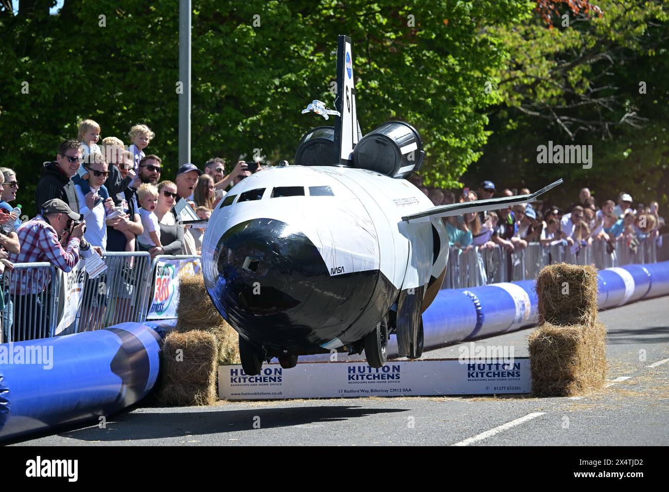 Essex, Regno Unito. 5 maggio 2024. I concorrenti partecipano al Billericay Soapbox Derby nell'Essex UK. Il Derby organizzato dal Billericay Town Rotary Club è gestito su una sezione chiusa di strada pubblica al di fuori della città High Street. Crediti: MARTIN DALTON/Alamy Live News Foto Stock