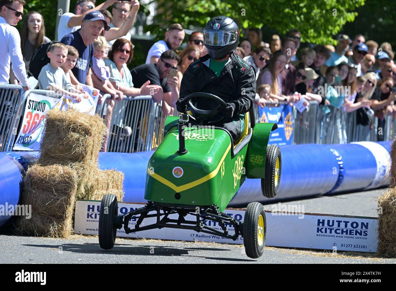 Essex, Regno Unito. 5 maggio 2024. I concorrenti partecipano al Billericay Soapbox Derby nell'Essex UK. Il Derby organizzato dal Billericay Town Rotary Club è gestito su una sezione chiusa di strada pubblica al di fuori della città High Street. Crediti: MARTIN DALTON/Alamy Live News Foto Stock