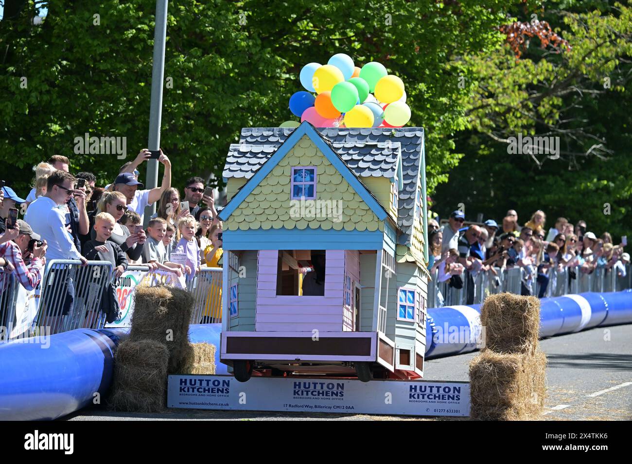 Essex, Regno Unito. 5 maggio 2024. I concorrenti partecipano al Billericay Soapbox Derby nell'Essex UK. Il Derby organizzato dal Billericay Town Rotary Club è gestito su una sezione chiusa di strada pubblica al di fuori della città High Street. Crediti: MARTIN DALTON/Alamy Live News Foto Stock