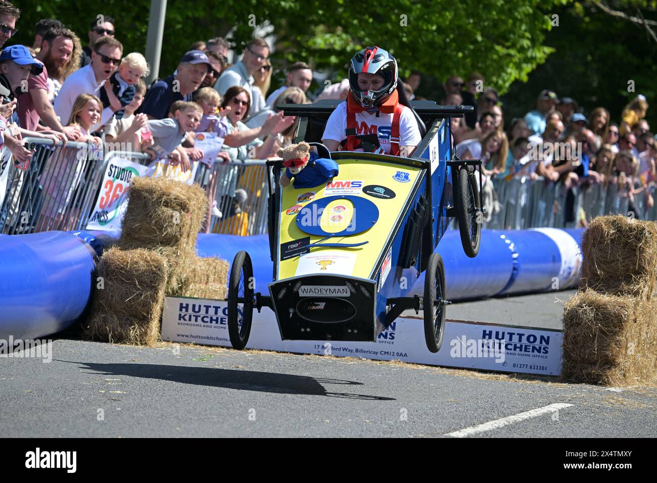 Essex, Regno Unito. 5 maggio 2024. I concorrenti partecipano al Billericay Soapbox Derby nell'Essex UK. Il Derby organizzato dal Billericay Town Rotary Club è gestito su una sezione chiusa di strada pubblica al di fuori della città High Street. Crediti: MARTIN DALTON/Alamy Live News Foto Stock