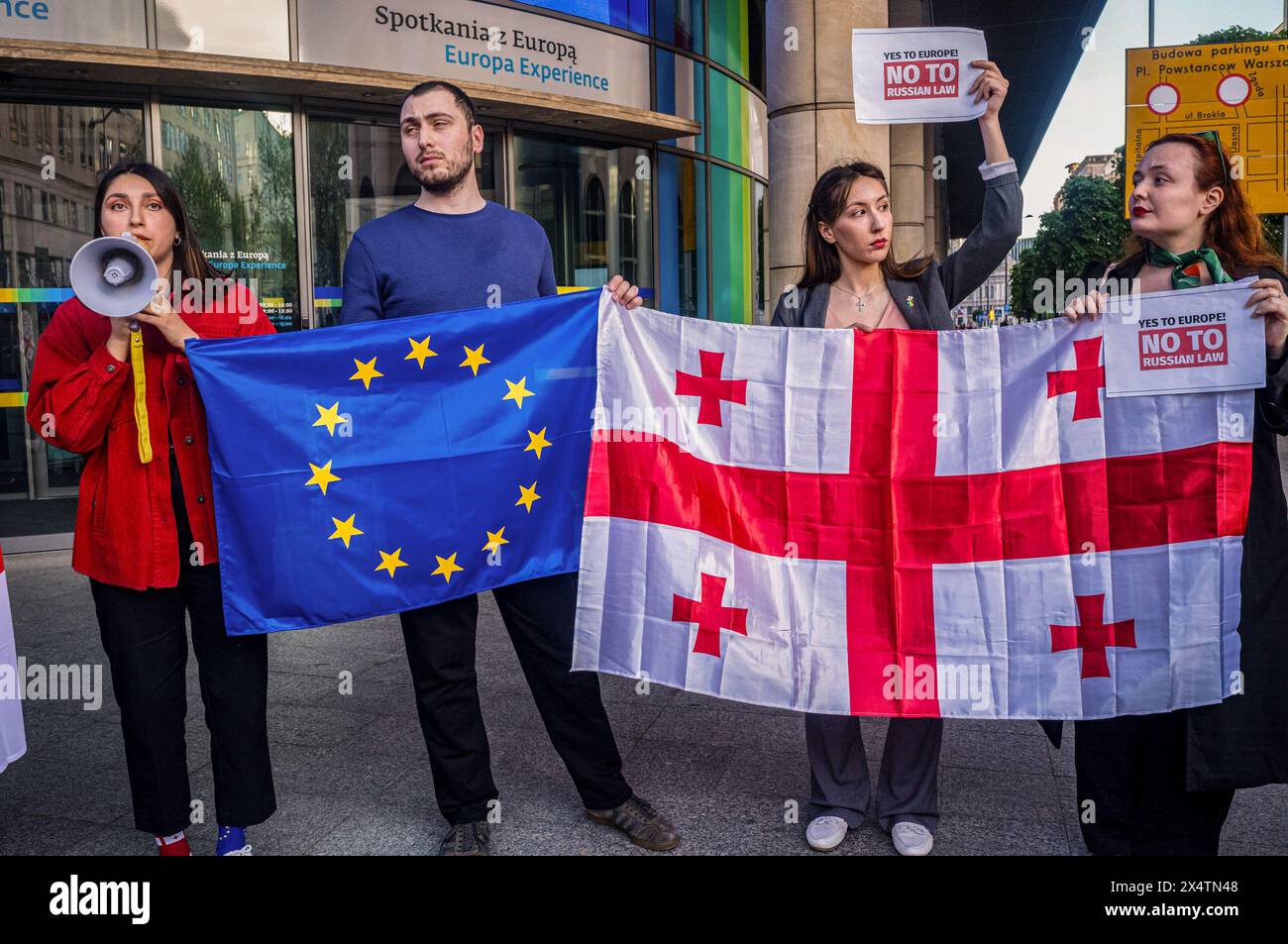 Un manifestante parla attraverso un megafono durante la dimostrazione. Il 30 aprile 2024, un piccolo gruppo di residenti georgiani di Varsavia protestò contro il nuovo disegno di legge presentato al parlamento georgiano. Il disegno di legge obbligherebbe le organizzazioni non governative e altre organizzazioni non profit a registrarsi come “perseguire gli interessi di una potenza straniera” se ricevessero più del 20% dei finanziamenti da fonti estere. Il disegno di legge viene denunciato come "la legge russa", in quanto il governo di Vladimir Putin utilizza una legge simile per frenare i media e altre organizzazioni critiche al suo regime. Gli oppositori del disegno di legge temono che la legge diventi un Foto Stock