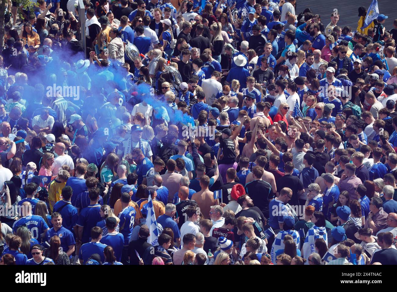 I tifosi del Leicester City si riuniscono al Gallowtree Gate prima di una parata di autobus scoperti a Leicester per celebrare la vittoria del titolo di campionato Sky Bet. Data foto: Domenica 5 maggio 2024. Foto Stock