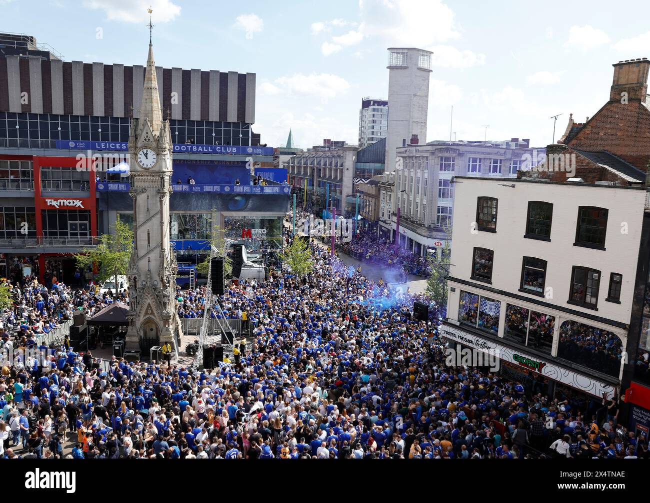 I tifosi del Leicester City si riuniscono al Gallowtree Gate prima di una parata di autobus scoperti a Leicester per celebrare la vittoria del titolo di campionato Sky Bet. Data foto: Domenica 5 maggio 2024. Foto Stock