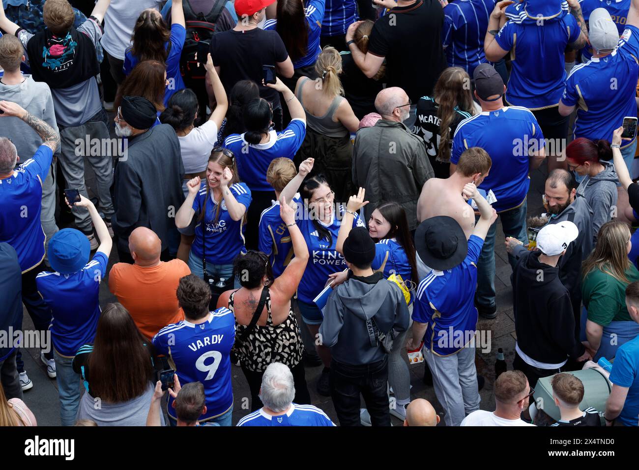 I tifosi del Leicester City si riuniscono al Gallowtree Gate prima di una parata di autobus scoperti a Leicester per celebrare la vittoria del titolo di campionato Sky Bet. Data foto: Domenica 5 maggio 2024. Foto Stock