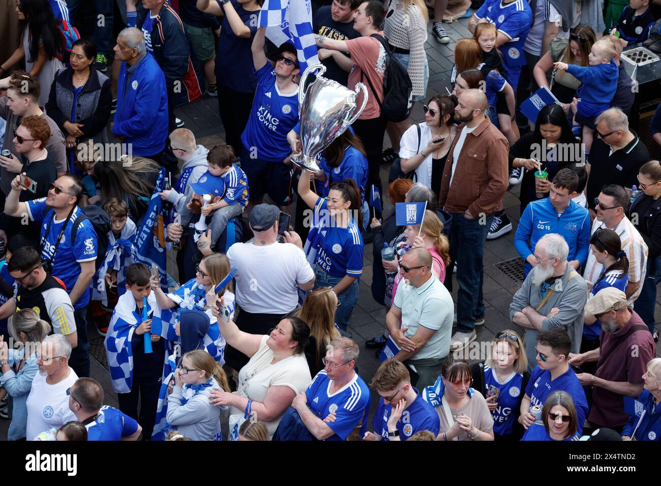 I tifosi del Leicester City si riuniscono al Gallowtree Gate prima di una parata di autobus scoperti a Leicester per celebrare la vittoria del titolo di campionato Sky Bet. Data foto: Domenica 5 maggio 2024. Foto Stock