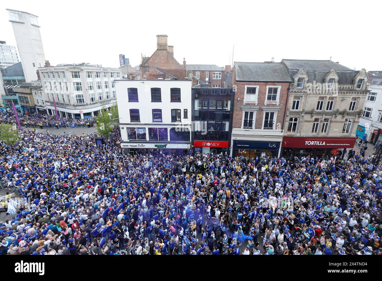 I tifosi del Leicester City si riuniscono al Gallowtree Gate prima di una parata di autobus scoperti a Leicester per celebrare la vittoria del titolo di campionato Sky Bet. Data foto: Domenica 5 maggio 2024. Foto Stock