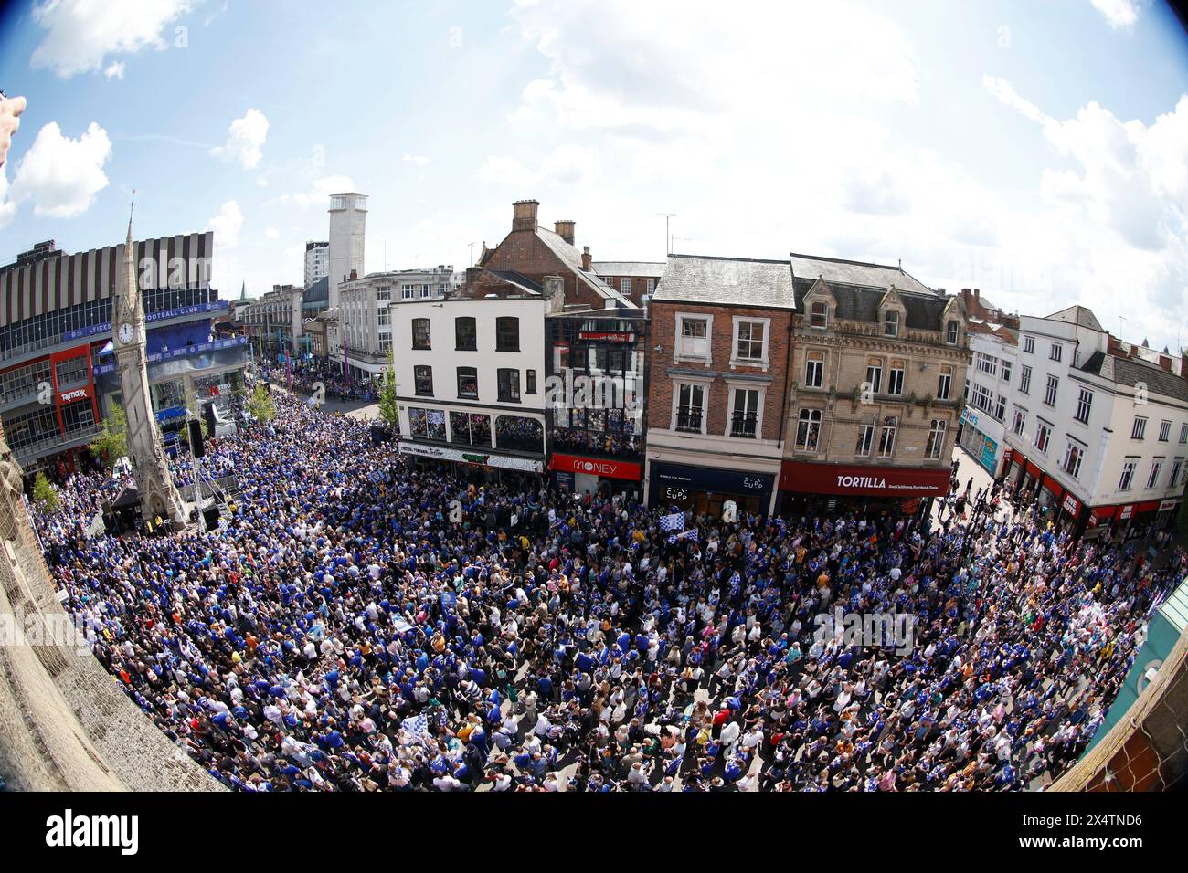 I tifosi del Leicester City si riuniscono al Gallowtree Gate prima di una parata di autobus scoperti a Leicester per celebrare la vittoria del titolo di campionato Sky Bet. Data foto: Domenica 5 maggio 2024. Foto Stock