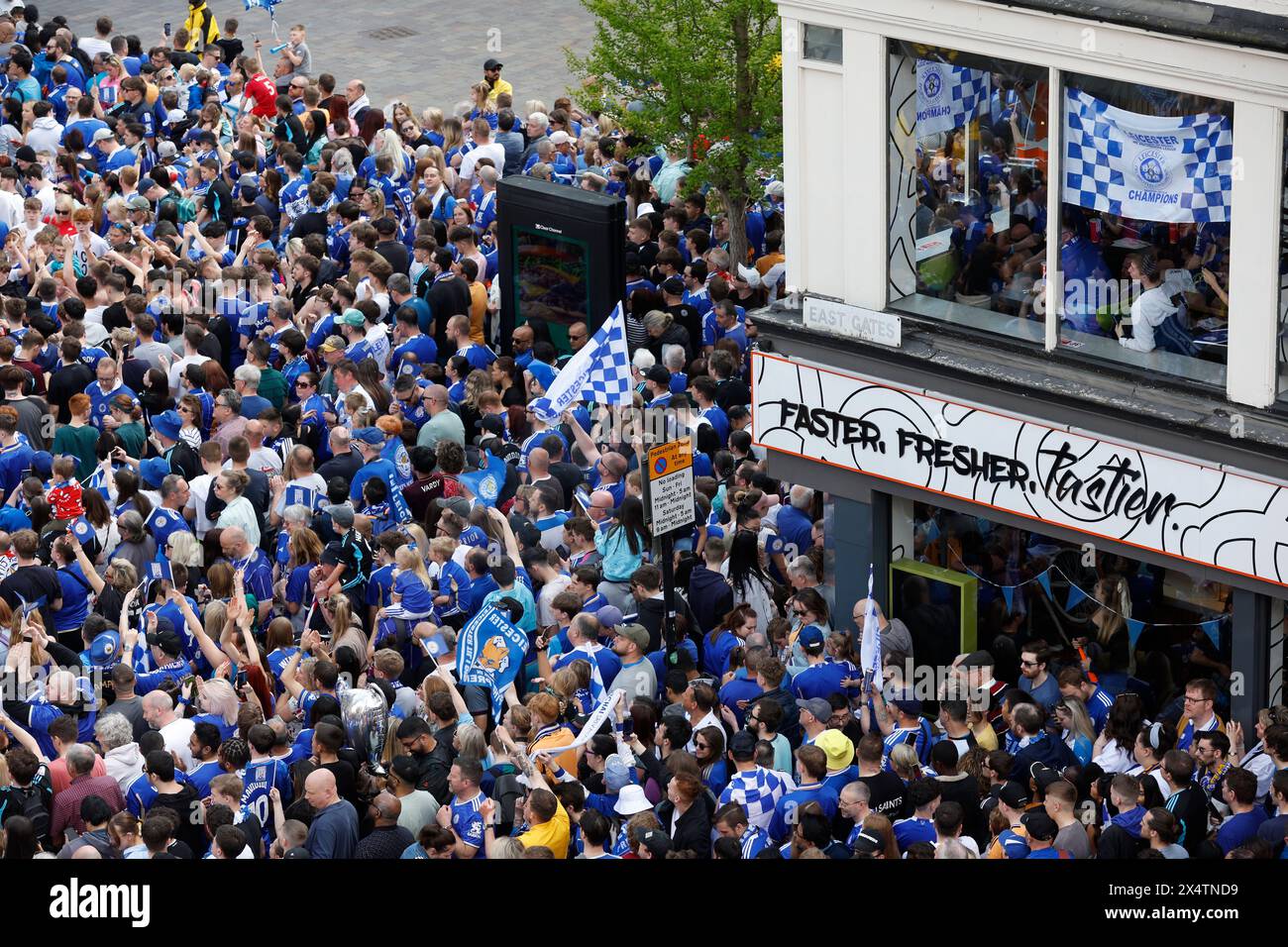 I tifosi del Leicester City si riuniscono al Gallowtree Gate prima di una parata di autobus scoperti a Leicester per celebrare la vittoria del titolo di campionato Sky Bet. Data foto: Domenica 5 maggio 2024. Foto Stock
