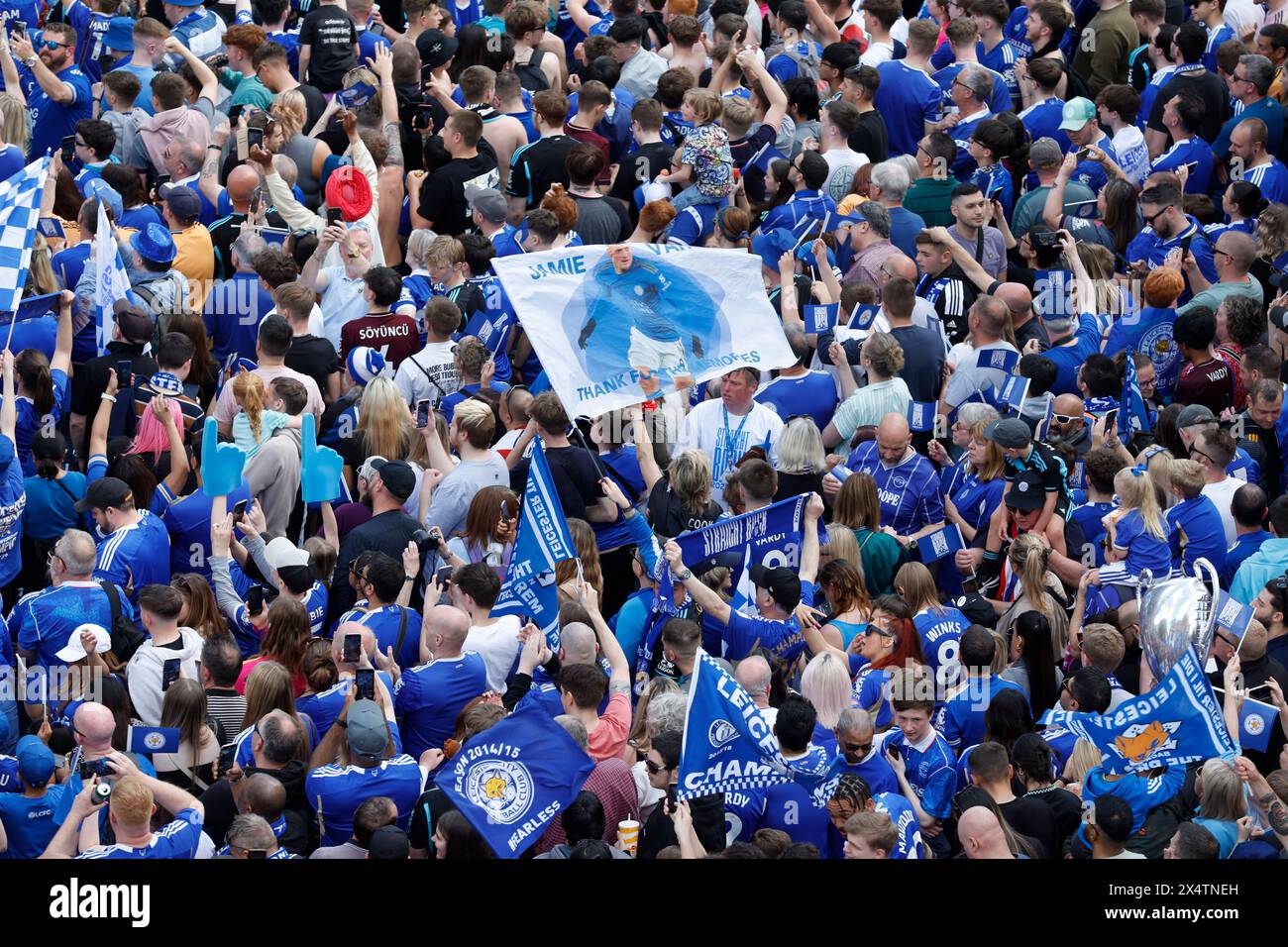 I tifosi del Leicester City si riuniscono al Gallowtree Gate prima di una parata di autobus scoperti a Leicester per celebrare la vittoria del titolo di campionato Sky Bet. Data foto: Domenica 5 maggio 2024. Foto Stock