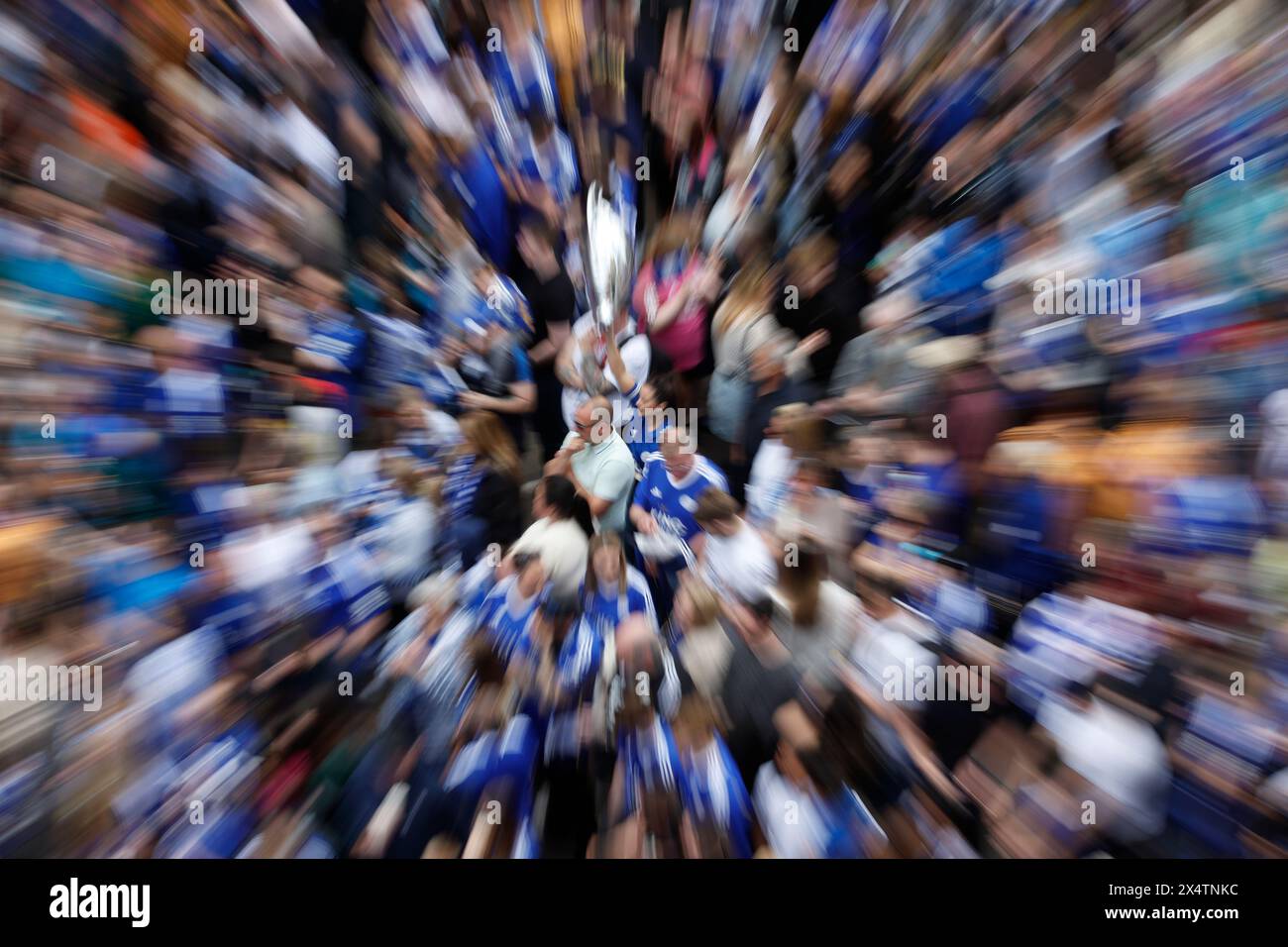 I tifosi del Leicester City si riuniscono al Gallowtree Gate prima di una parata di autobus scoperti a Leicester per celebrare la vittoria del titolo di campionato Sky Bet. Data foto: Domenica 5 maggio 2024. Foto Stock