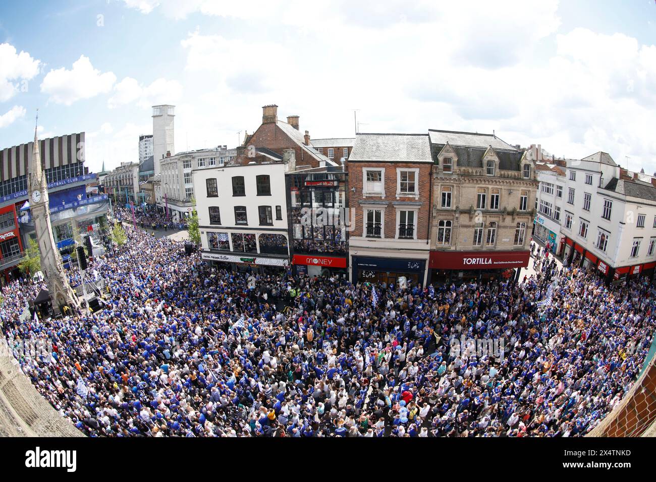 I tifosi del Leicester City si riuniscono al Gallowtree Gate prima di una parata di autobus scoperti a Leicester per celebrare la vittoria del titolo di campionato Sky Bet. Data foto: Domenica 5 maggio 2024. Foto Stock