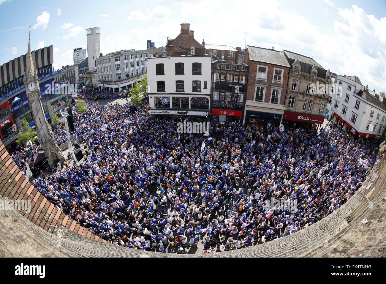 I tifosi del Leicester City si riuniscono al Gallowtree Gate prima di una parata di autobus scoperti a Leicester per celebrare la vittoria del titolo di campionato Sky Bet. Data foto: Domenica 5 maggio 2024. Foto Stock