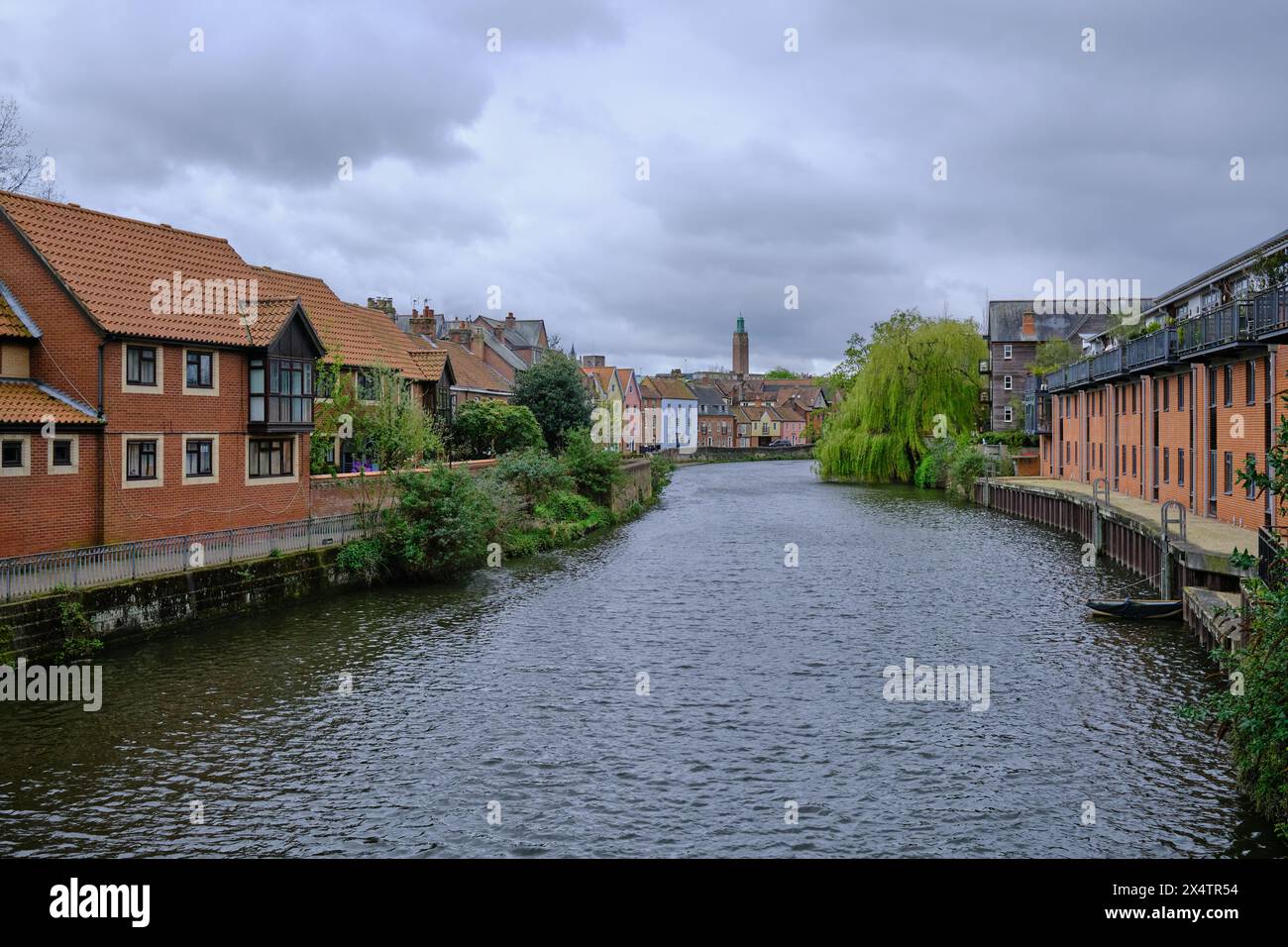 Case e banchina sul fiume Wensum a Norwich, Regno Unito Foto Stock