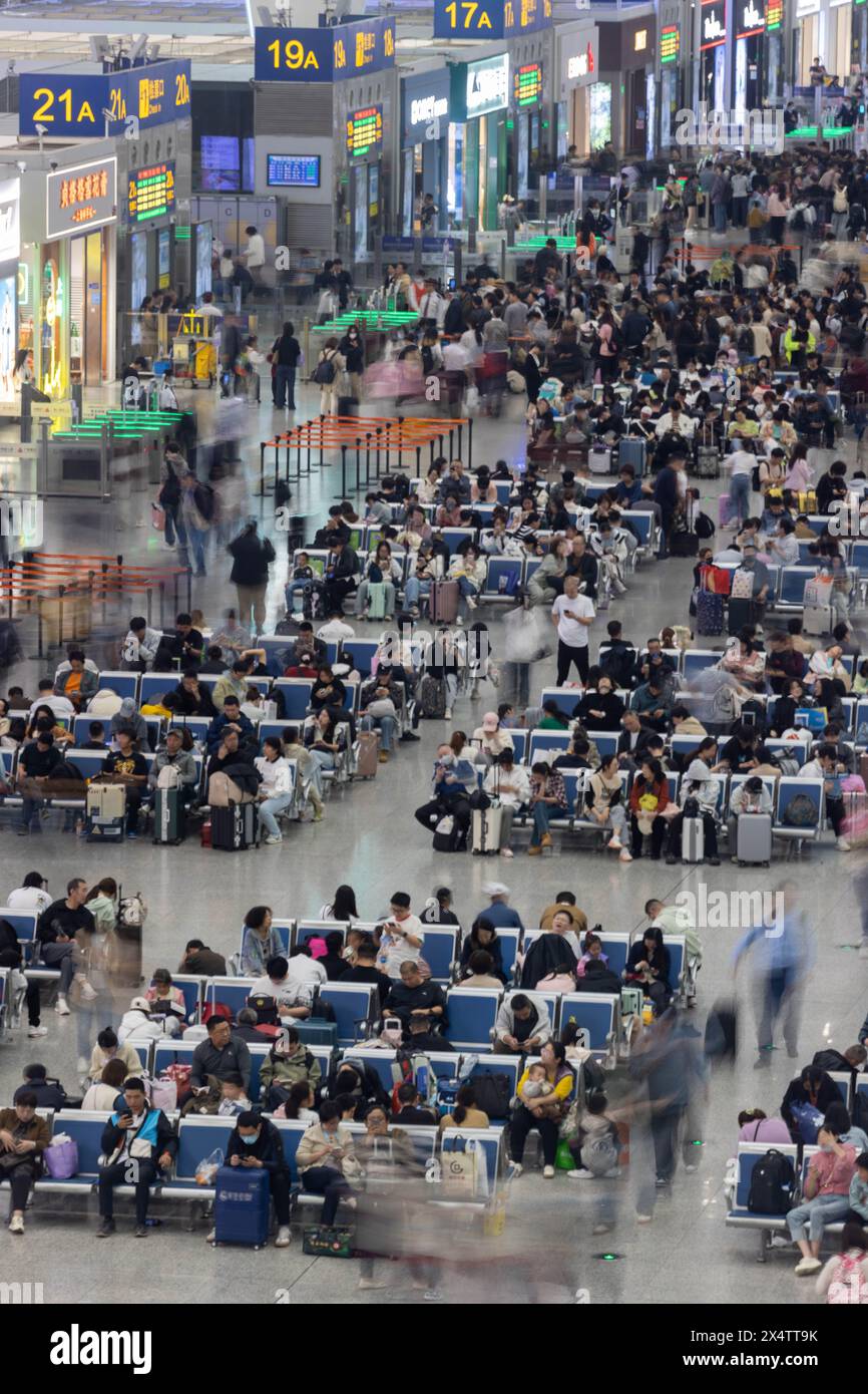Pechino, Cina. 5 maggio 2024. I passeggeri saranno visti nella sala d'attesa della stazione ferroviaria di Shanghai Hongqiao, nella zona orientale di Shanghai, il 5 maggio 2024. La Cina ha assistito a un aumento dei viaggi passeggeri l'ultimo giorno delle cinque giorni di vacanza del giorno di maggio. Crediti: Wang Xiang/Xinhua/Alamy Live News Foto Stock