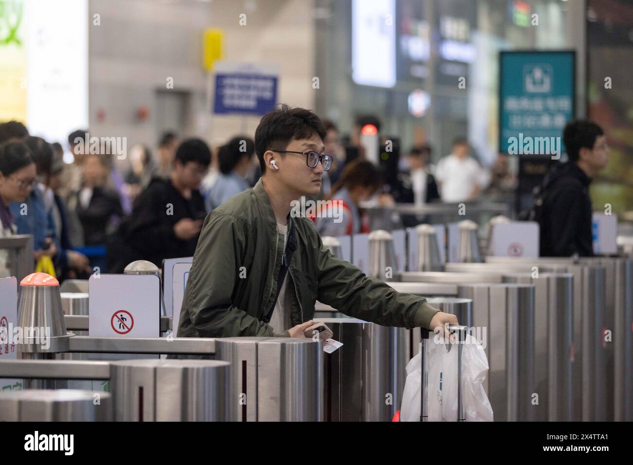 Pechino, Cina. 5 maggio 2024. Il 5 maggio 2024 un passeggero cammina attraverso una biglietteria presso la sala degli arrivi della stazione ferroviaria di Shanghai Hongqiao, nella parte orientale di Shanghai. La Cina ha assistito a un aumento dei viaggi passeggeri l'ultimo giorno delle cinque giorni di vacanza del giorno di maggio. Crediti: Wang Xiang/Xinhua/Alamy Live News Foto Stock
