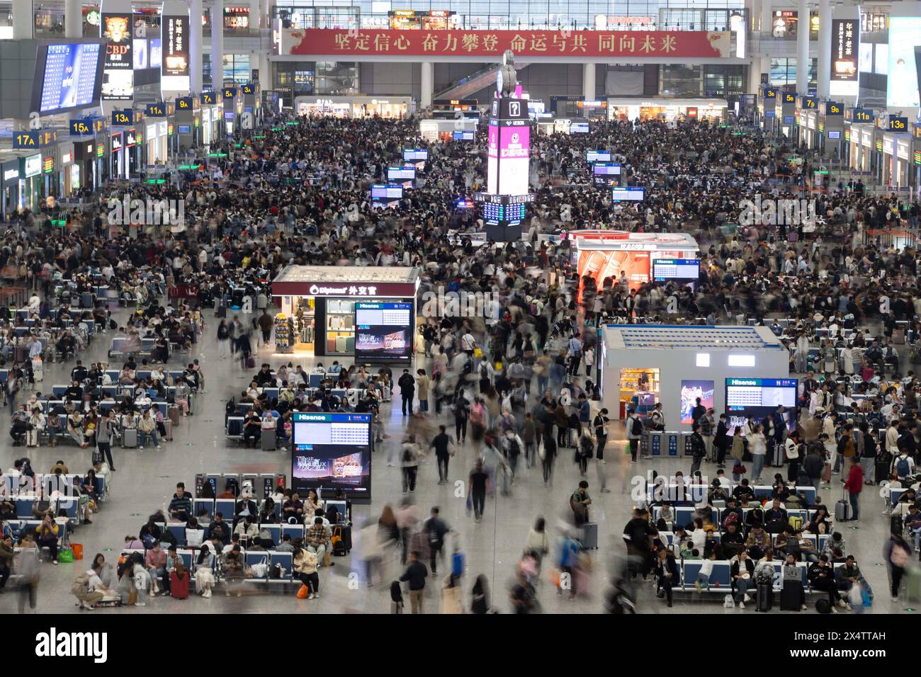 Pechino, Cina. 5 maggio 2024. I passeggeri saranno visti nella sala d'attesa della stazione ferroviaria di Shanghai Hongqiao, nella zona orientale di Shanghai, il 5 maggio 2024. La Cina ha assistito a un aumento dei viaggi passeggeri l'ultimo giorno delle cinque giorni di vacanza del giorno di maggio. Crediti: Wang Xiang/Xinhua/Alamy Live News Foto Stock