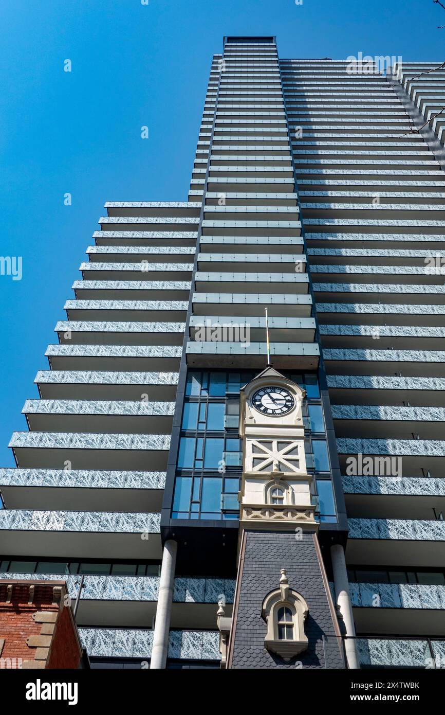 Contrasto tra il vecchio e basso edificio e i moderni alti edifici, Yonge Street, Toronto, Canada Foto Stock