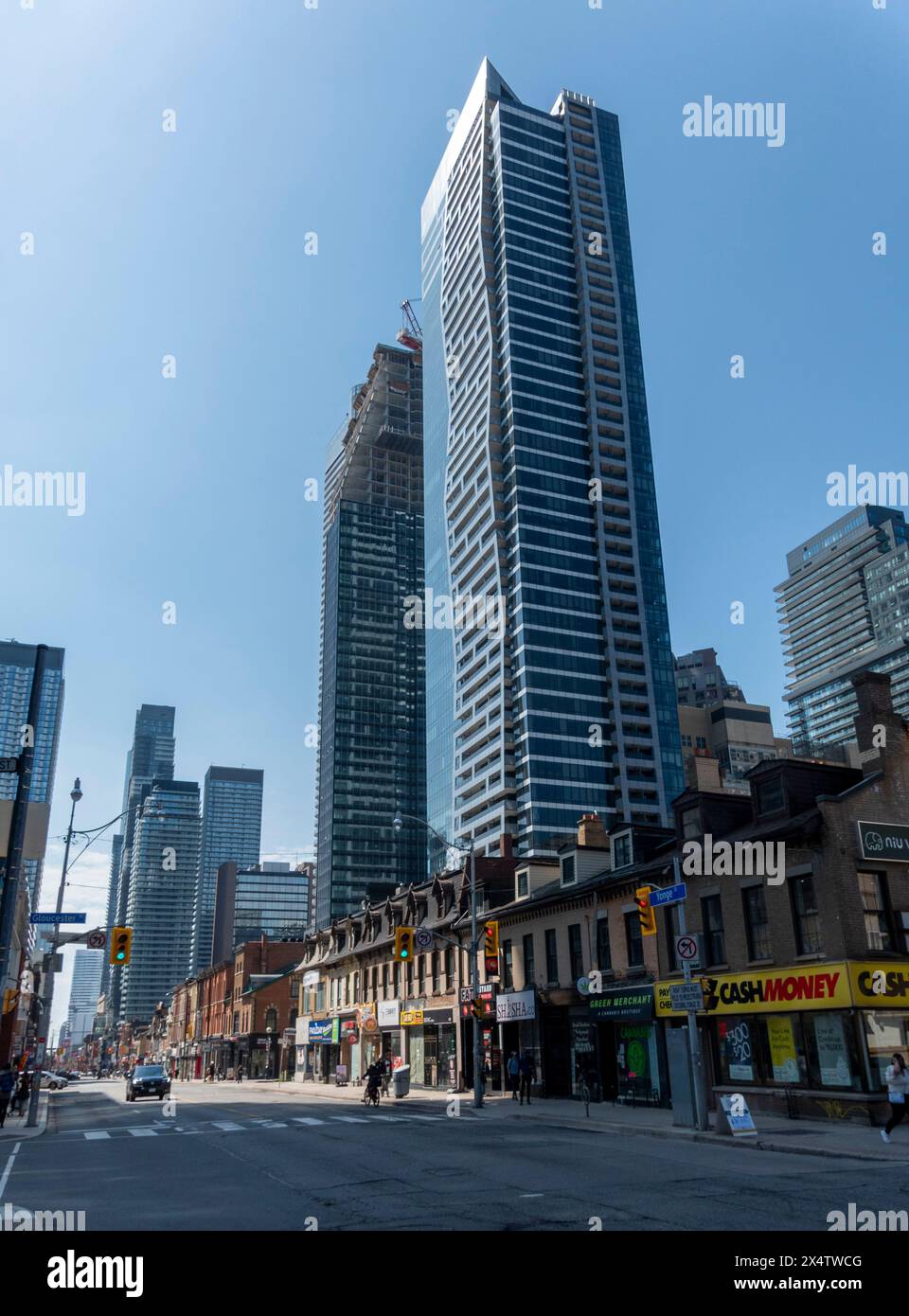Contrasto tra il vecchio e basso edificio e i moderni alti edifici, Yonge Street, Toronto, Canada Foto Stock