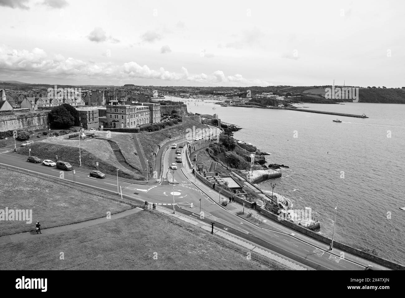 Madeira Road a est di Plymouth Hoe, con la Cittadella reale, l'Associazione biologica marina e la frangiflutti del Monte Batten in un'immagine in bianco e nero Foto Stock