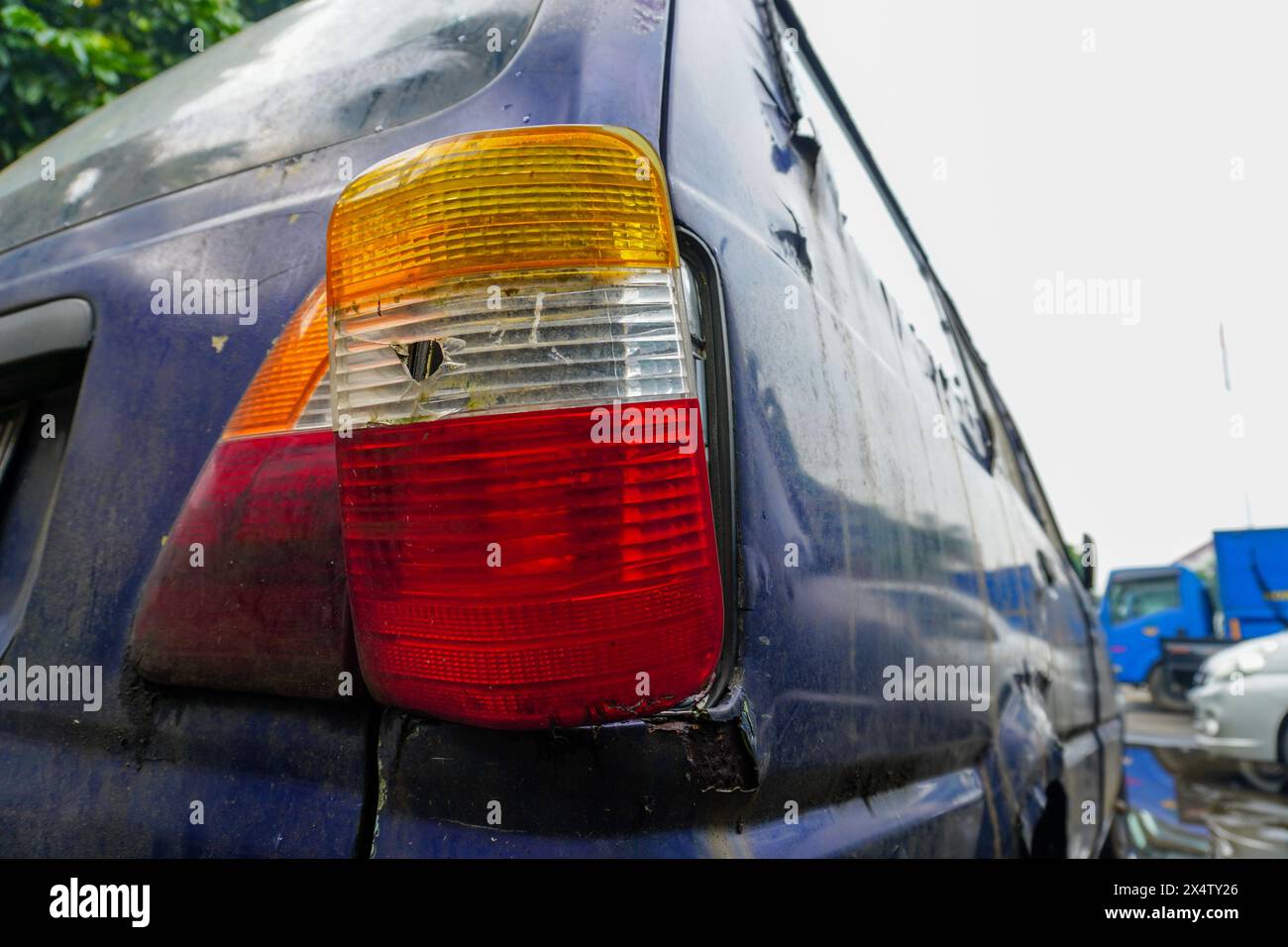 Luce posteriore rotta per incidente d'auto, concetto di sicurezza Foto Stock