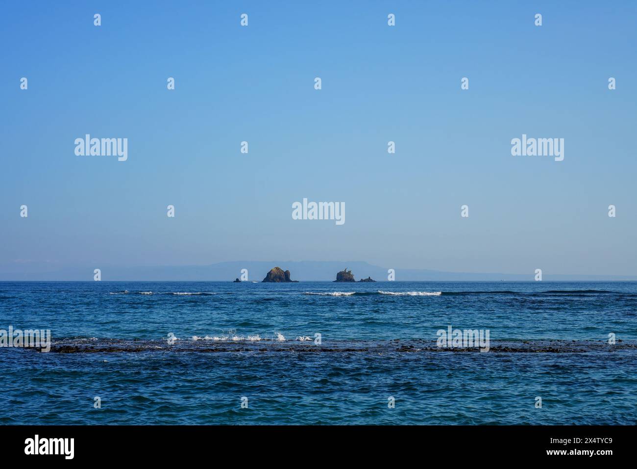 Spiaggia con una grande roccia al centro che è nascosta e deserta dai turisti Foto Stock