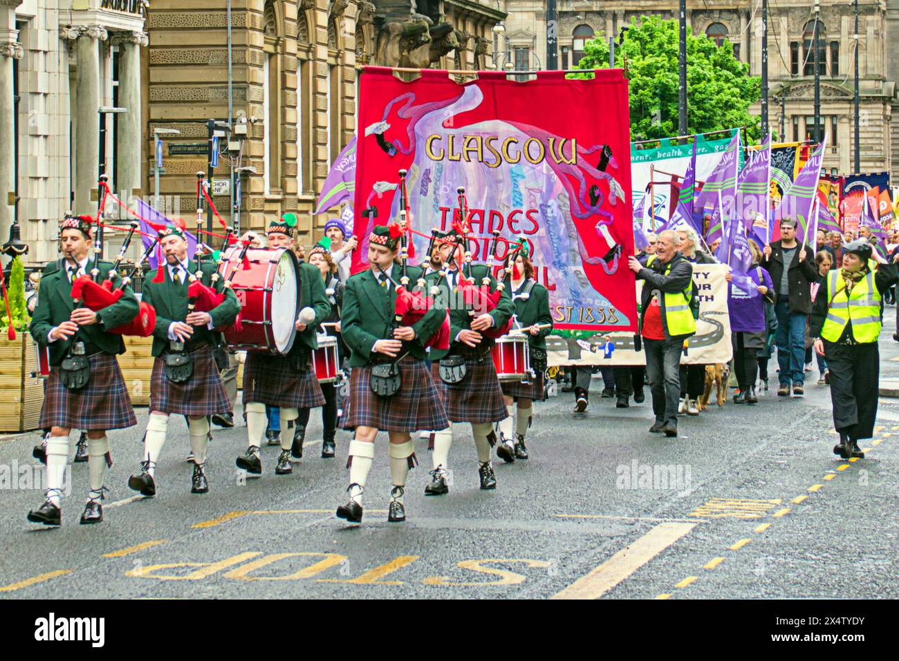 Glasgow, Scozia, Regno Unito. 5 maggio 2024: STUC May Day March a partire dalle camere della città e da george Square con marce simili che si svolgono ad Edimburgo e Aberdeen . Credit Gerard Ferry/Alamy Live News Foto Stock