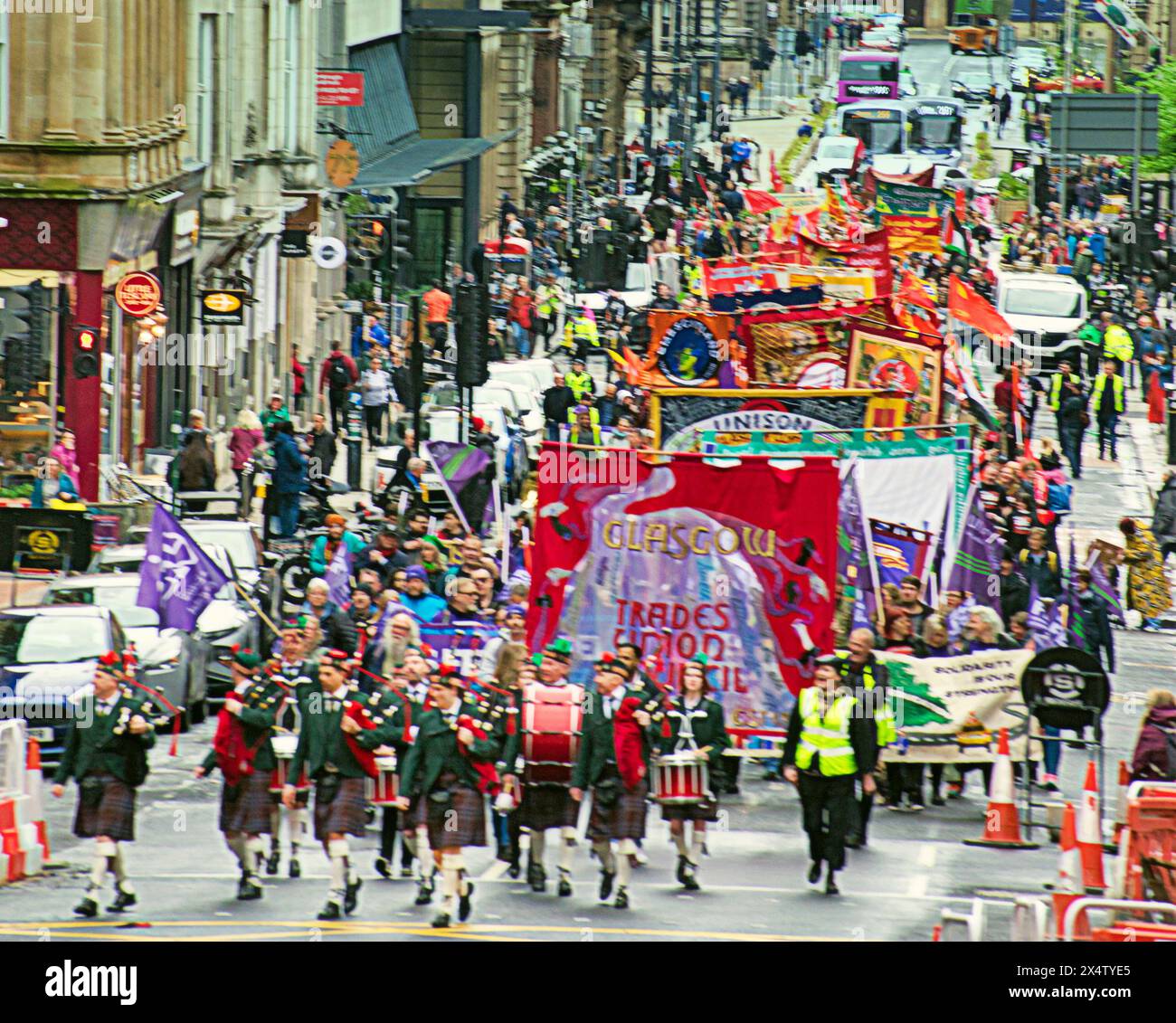 Glasgow, Scozia, Regno Unito. 5 maggio 2024: STUC May Day March a partire dalle camere della città e da george Square con marce simili che si svolgono ad Edimburgo e Aberdeen . Credit Gerard Ferry/Alamy Live News Foto Stock