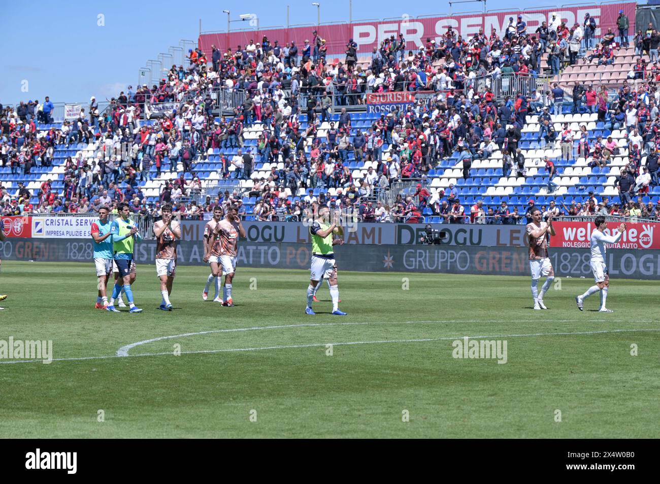 Cagliari, Italia. 5 maggio 2024. La squadra di Cagliari saluta i tifosi al termine della partita di serie A tra Cagliari calcio e Lecce all'Unipol Domus di Cagliari, Sardegna - domenica 5 maggio 2024. Sport - calcio (foto di Gianluca Zuddas/Lapresse) credito: LaPresse/Alamy Live News Foto Stock